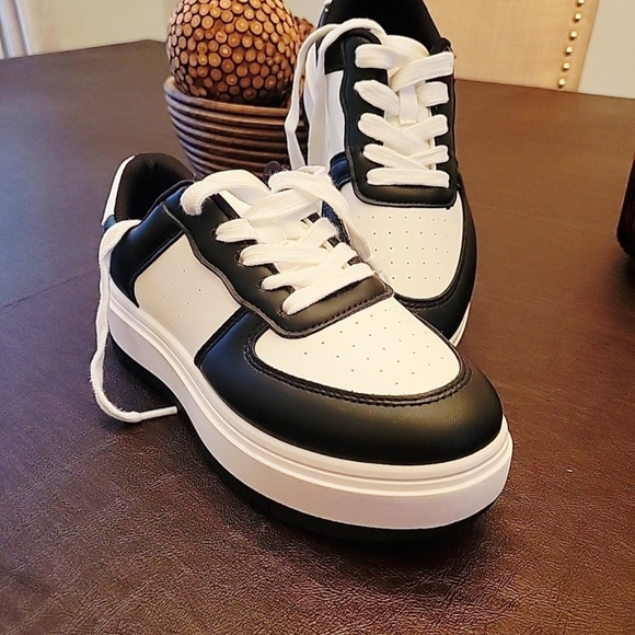 Steve Madden Black and White Chunky Sneakers - Picture 1 of 8